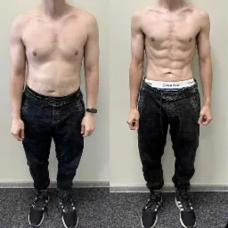 Męska transformacja sylwetki: zdjęcie 'przed' z delikatnym brzuchem i 'po' z widocznymi mięśniami brzucha. Spodnie dresowe i sportowe buty w obu ujęciach.