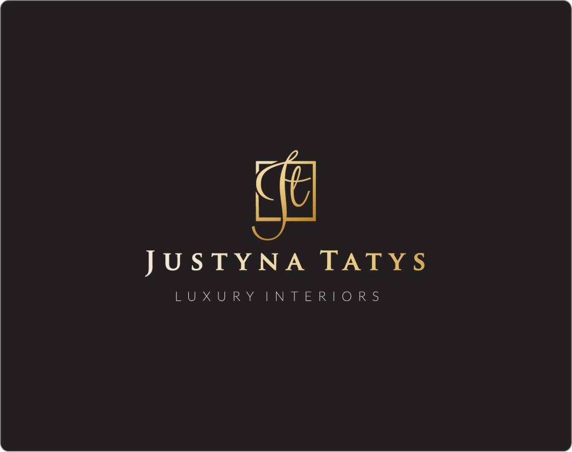 Złote logo Justyna Tatys Luxury Interiors na ciemnym tle.