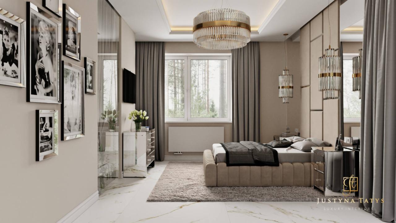 Elegancka sypialnia w beżach z marmurową podłogą, okrągłym kryształowym żyrandolem i galerią czarno-białych zdjęć na ścianie.