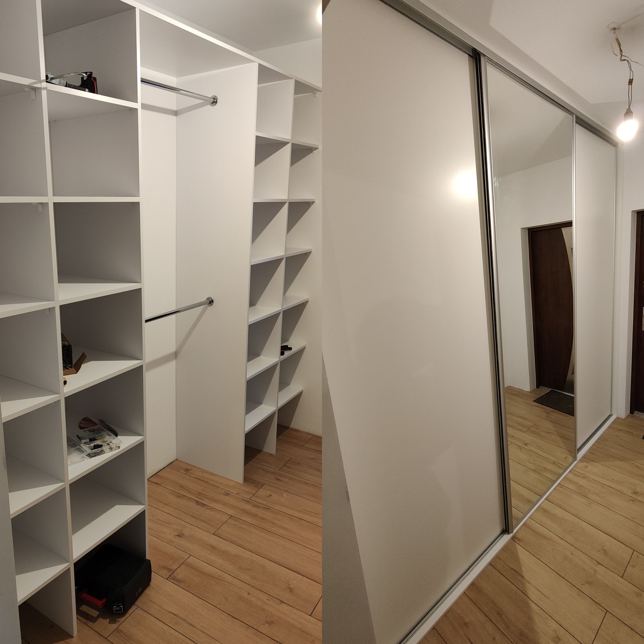 Biała szafa wnękowa z przesuwnymi drzwiami lustrzanymi i otwartymi półkami, widok z perspektywy wnętrza, drewniana podłoga, minimalistyczny design.