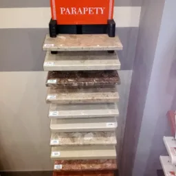 Ekspozycja próbek parapetów z różnych materiałów i kolorów, prezentowana w salonie w Jaśle pod szyldem firmy Alston.