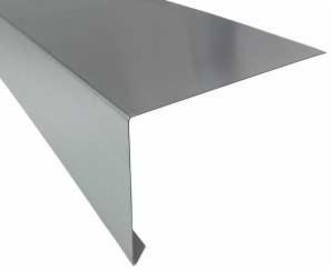 Profilowana, metalowa listwa okapowa w kolorze srebrnym, widoczna z bliska na białym tle.