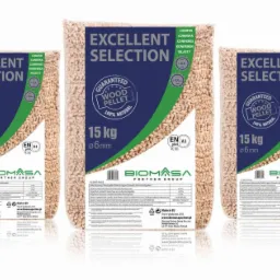 Trzy identyczne, przezroczyste worki 15 kg z drewnianym granulatem, etykieta 'Excellent Selection', 'Guaranteed Wood Pellet 100% Natural', 'Biomasa Partner Group', na białym tle.