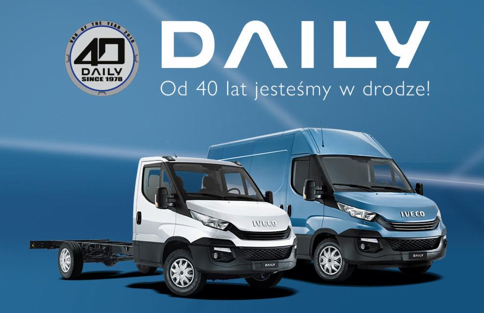 Dwa samochody dostawcze Iveco Daily na niebieskim tle: biały podwoziowy z odkrytą ramą i niebieski furgon z zabudową, obok logo firmy i hasła reklamowego.