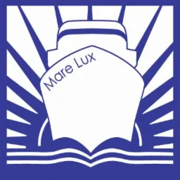 Logo firmy Mare Lux przedstawiające biały stylizowany statek na granatowym tle z promieniami i falami.