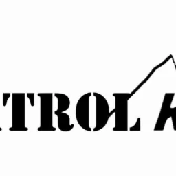 Logo firmy Patrol K2 z stylizowanymi szczytami górskimi nad K2, czcionka stencil na białym tle.