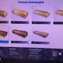 Ekrany monitora prezentujące ofertę trumien kremacyjnych, różne modele z oznaczeniami TK7, TK6, TK4xl, TK4, TK1n, TK2n, TK3n, widoczne menu z ofertą i danymi kontaktowymi firmy Funero.