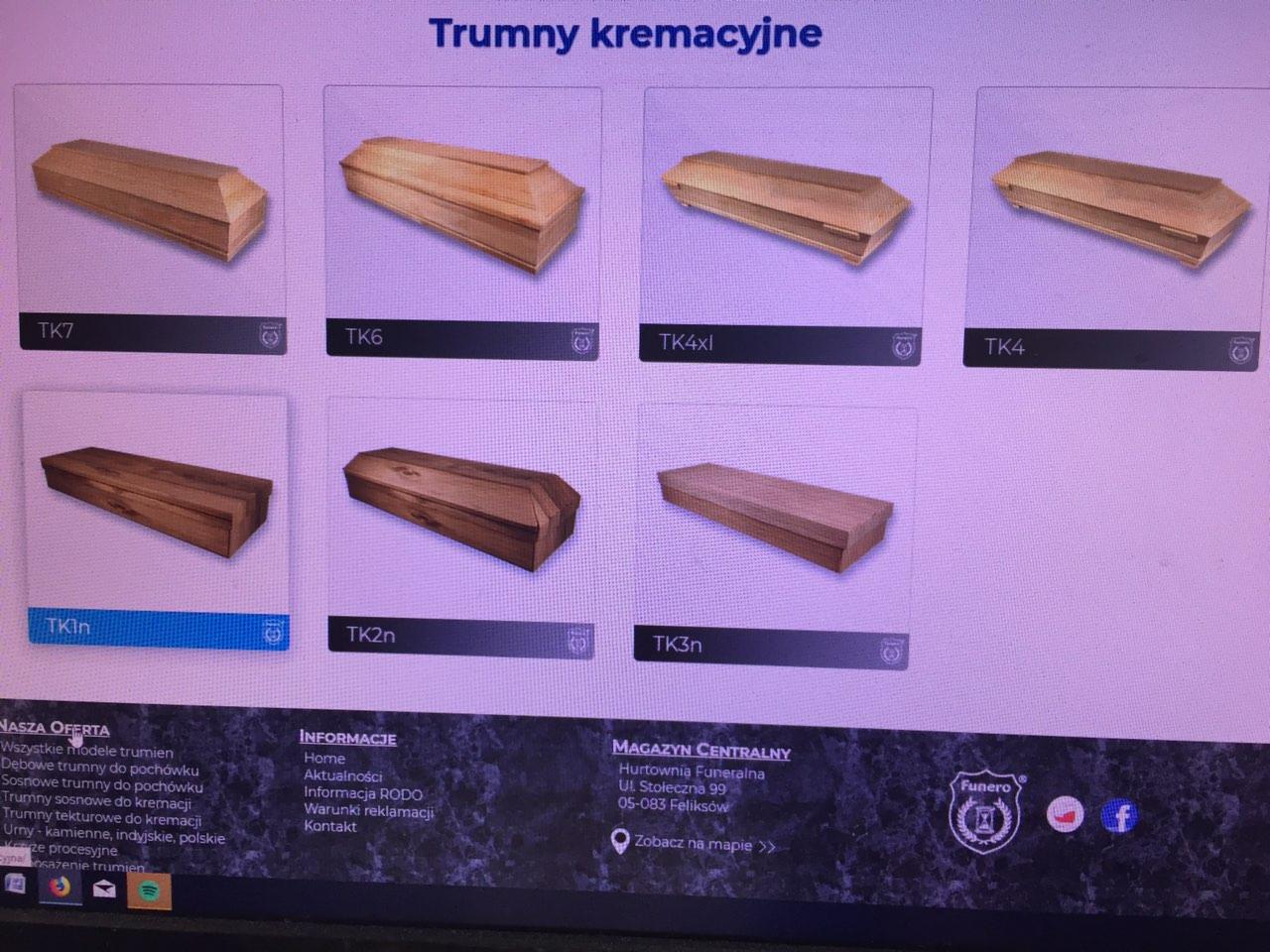 Ekrany monitora prezentujące ofertę trumien kremacyjnych, różne modele z oznaczeniami TK7, TK6, TK4xl, TK4, TK1n, TK2n, TK3n, widoczne menu z ofertą i danymi kontaktowymi firmy Funero.
