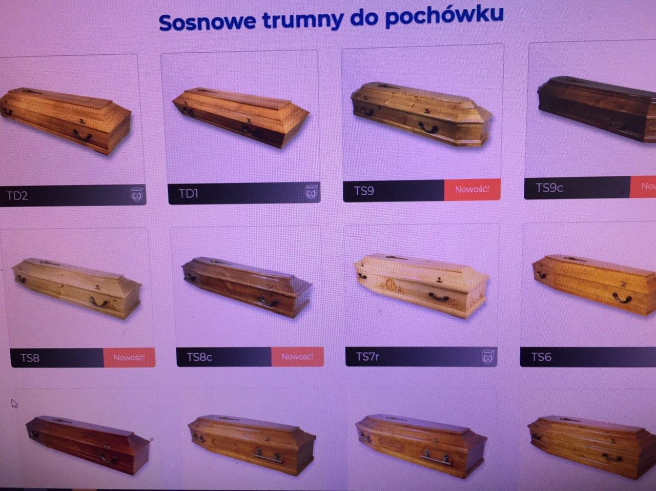 Ekspozycja sosnowych trumien do pochówku w różnych odcieniach drewna, prezentowanych na ekranie urządzenia.