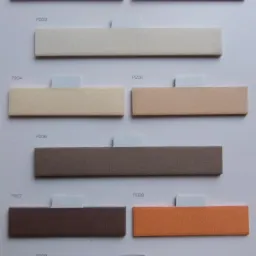 Katalog z próbkami materiałów w różnych kolorach i teksturach, oznaczonych kodami P201 do P209, prezentowanych na białym tle.