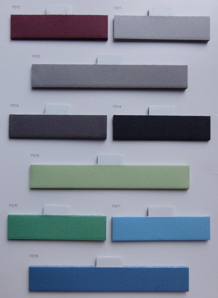 Paleta próbek materiałów w różnych kolorach i fakturach, z plastikowymi uchwytami i oznaczeniami P210-P218, ułożonych pionowo na białym tle.