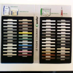 Ekspozycja próbek kolorystycznych fug i silikonów budowlanych marki Benfer, z widocznymi opakowaniami produktów Dekogrout i Dekosil.