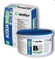 Worek i wiadro z białym uszczelniaczem do hydroizolacji Benfer Acqua Shield P2KF z niebieskimi akcentami, widoczne logo producenta.