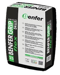 Worek kleju Benfer Grip Flex C2TE, kolorystyka opakowania: szaro-zielono-biała, widoczny kod kreskowy i oznaczenia klasyfikacji A+.