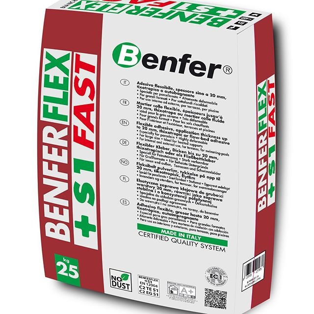 Opakowanie kleju elastycznego Benfer Flex + S1 Fast o gramaturze 25 kg, przeznaczonego do płytek, z informacją o certyfikowanym systemie jakości Made in Italy.