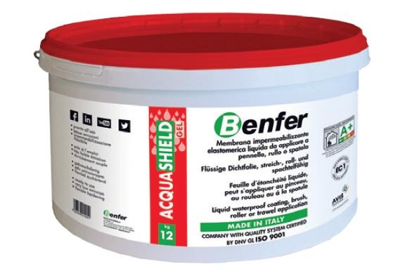 Wiadro z czerwoną pokrywą zawierające płynną membranę elastomerową Benfer Aquashield Gel do aplikacji pędzlem, wałkiem lub szpachelką, wyprodukowane we Włoszech.