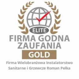 Logo 'Elite Firma Godna Zaufania Gold' z globusem, czerwoną fajką i wieńcem laurowym, promujące wielobranżowe instalatorstwo sanitarne i grzewcze Romana Pełki.