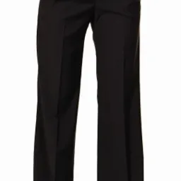 Eleganckie, czarne spodnie damskie z szerokimi nogawkami, z rękami w kieszeniach, prezentowane na białym tle.