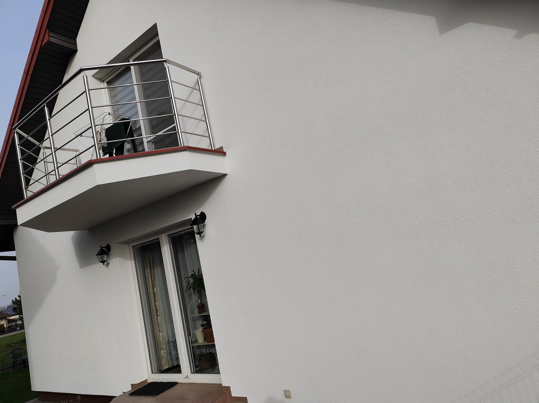 Renowacja balkona, tynk strukturalny, malowanie elewacji