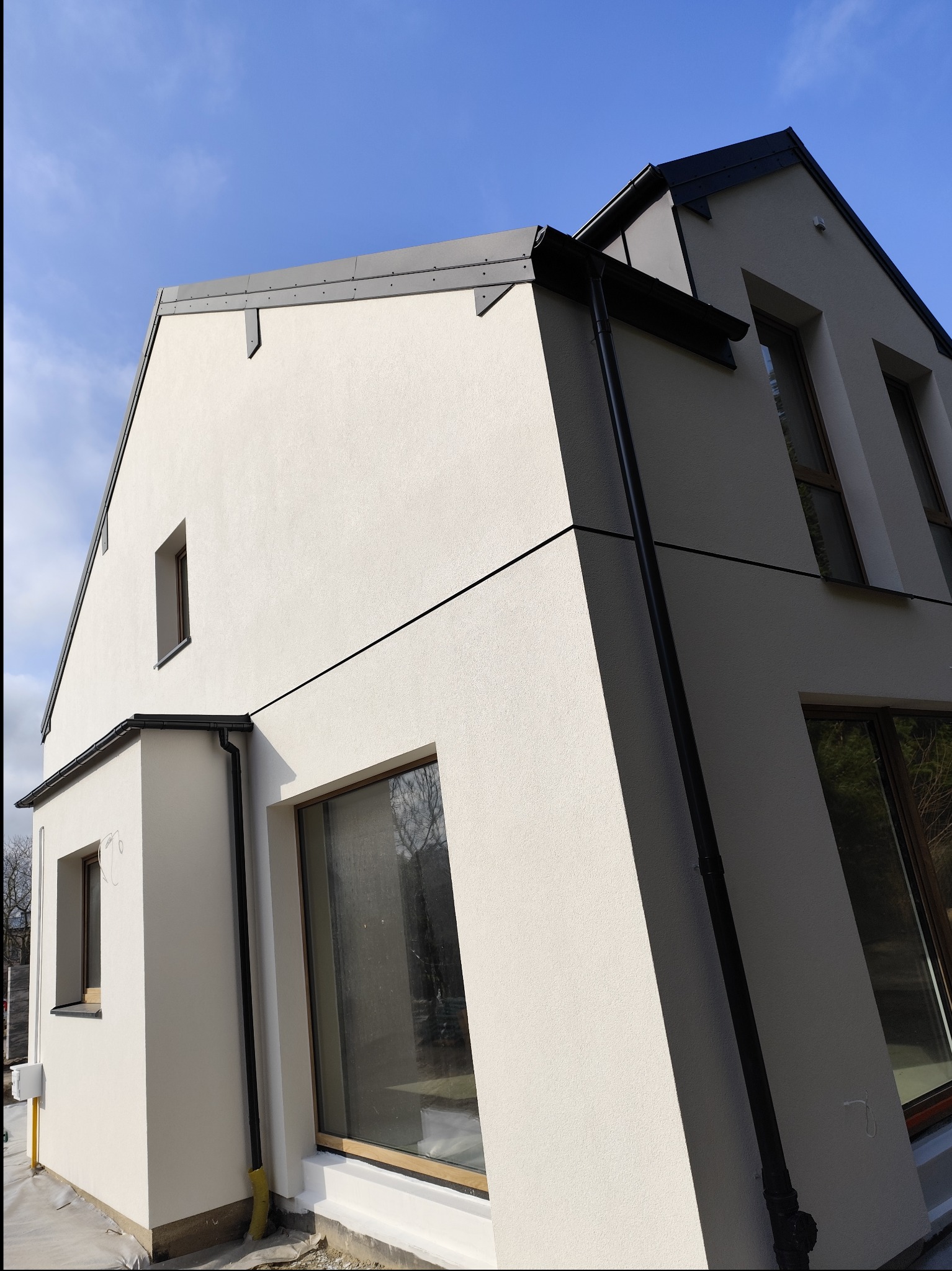 Kompleksowe docieplenia budynku styropianem, tynk strukturalny, montowane parapety blaszane