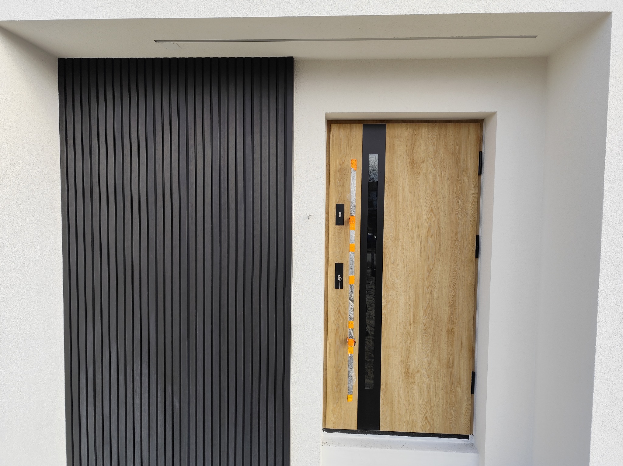 Kompleksowe docieplenia budynku, tynk strukturalny oraz lameli kompozytowe, wbudowane podświetlenie LED