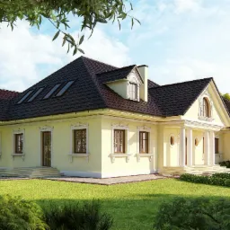 Wizualizacja zewnętrzna domu jednorodzinnego z beżową elewacją, ciemną dachówką, kolumnami przy wejściu i zadbanym trawnikiem.