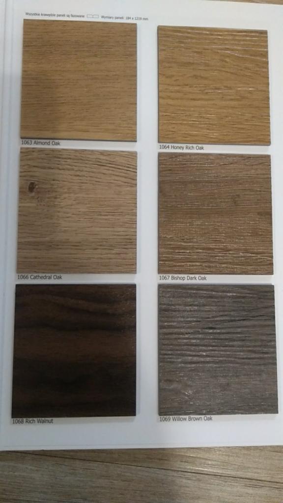 Próbki sześciu różnych odcieni i struktur paneli podłogowych z nazwami: Almond Oak, Honey Rich Oak, Cathedral Oak, Bishop Dark Oak, Rich Walnut, Willow Brown Oak.