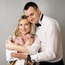 ujęcia rodzinne podczas sesji noworodkowej