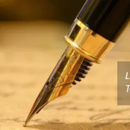 Złote pióro wieczne na tle starego papieru z łacińskim napisem 'LEX EST, QUOD NOTAMUS. To co piszemy, stanowi prawo.'
