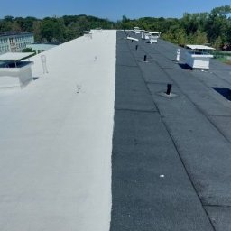 Lewa połowa: płynna membrana.
Prawa połowa: nowa papa termozgrzewalna.