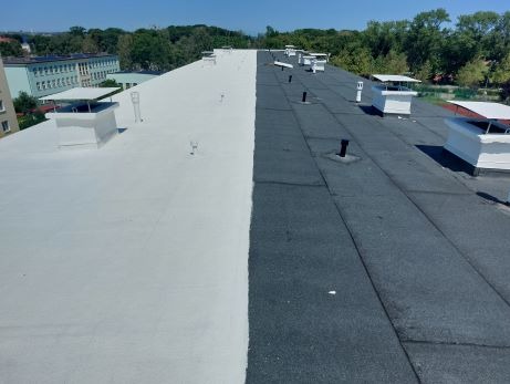 Lewa połowa: płynna membrana. Prawa połowa: nowa papa termozgrzewalna.