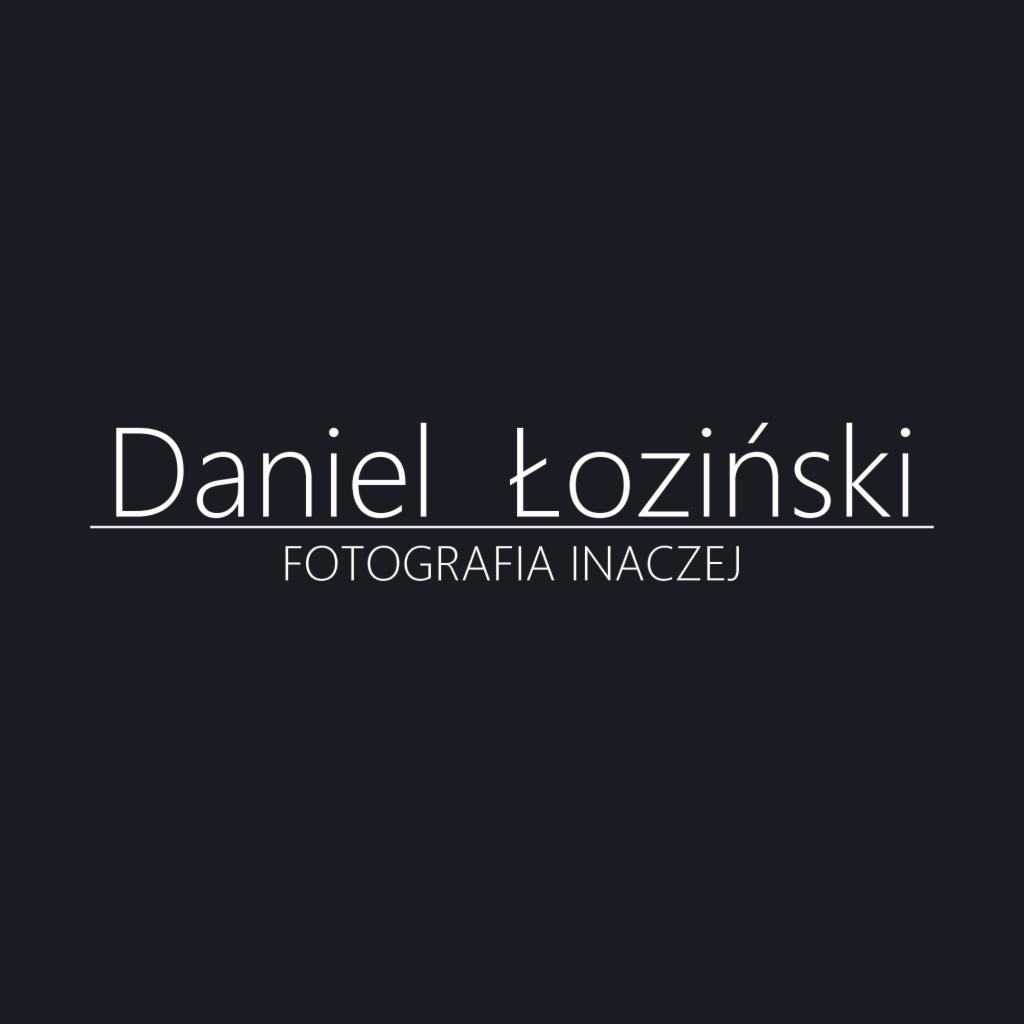 Logo firmy fotograficznej Daniel Łoziński - Fotografia Inaczej, biały tekst na ciemnoszarym tle z poziomą linią.