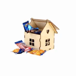 Drewniany domek z wyciętym sercem, wypełniony i otoczony cukierkami w kolorowych opakowaniach.