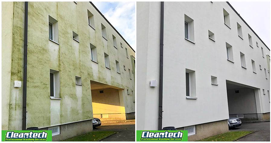 Budynek wielorodzinny przed i po czyszczeniu elewacji. Po lewej zabrudzona ściana, po prawej czysta, biała elewacja. Widoczne okna i fragment wjazdu do garażu.