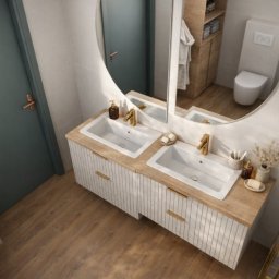 Przedsiębiorstwo Budowlane Limax Sp. z o.o. - Nowoczesna łazienka z podwójną umywalką nablatową, drewnianym blatem i okrągłym lustrem. Widok z góry, ciepłe oświetlenie, minimalistyczny design.