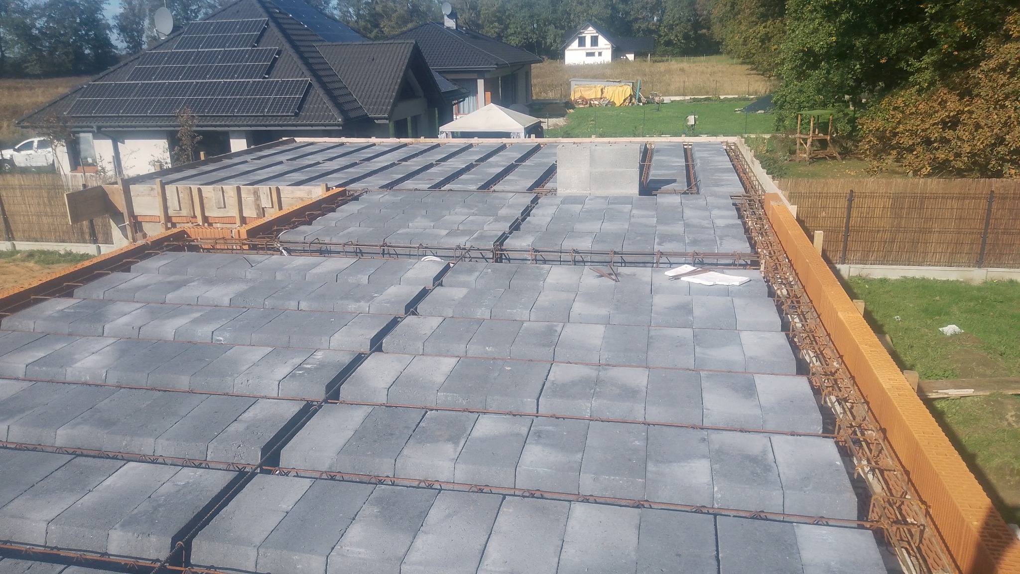 Wieniec opuszczony na stropie Teriva w trakcie budowy domu, widoczne zbrojenie i pustaki szalunkowe.