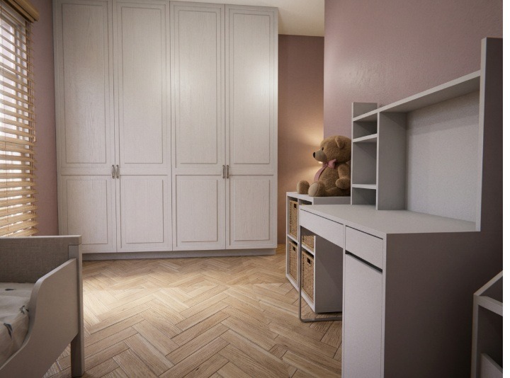 Jasny pokój dziecięcy z dużym, białym regałem, biurkiem z nadstawką i drewnianą podłogą w jodełkę. Na biurku siedzi pluszowy miś.