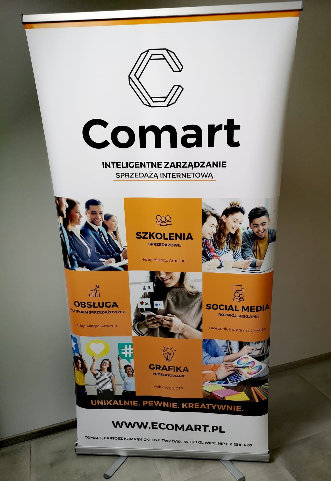 Roll-up reklamowy firmy Comart z hasłem 'Inteligentne zarządzanie sprzedażą internetową', prezentujący ofertę: szkolenia, obsługa platform sprzedażowych, social media i grafikę projektową.