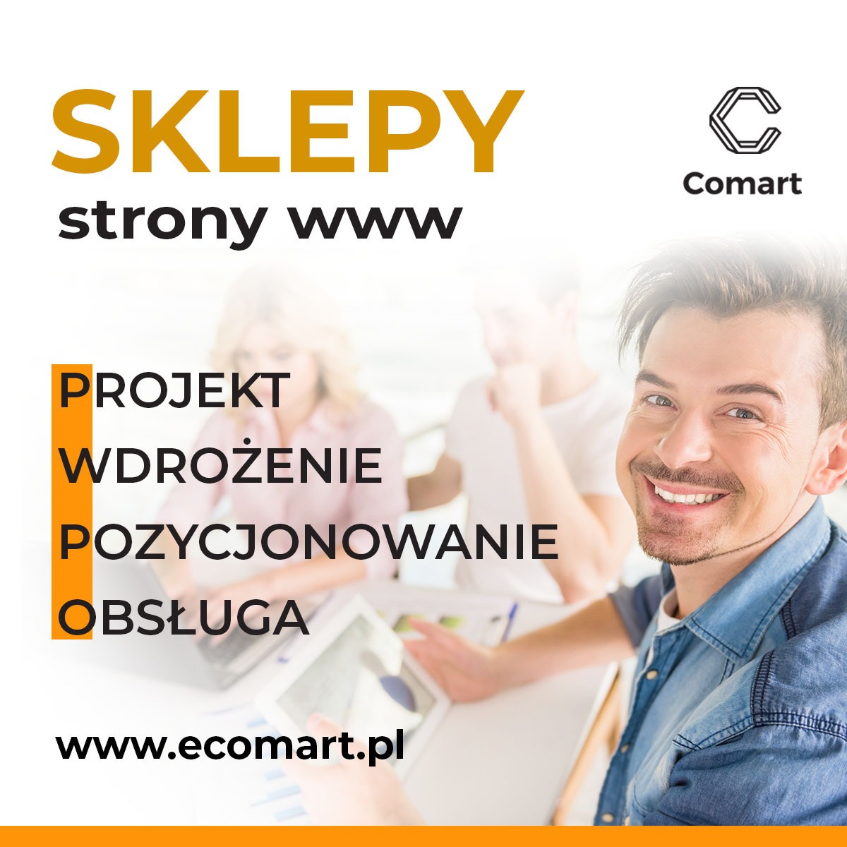 Uśmiechnięty mężczyzna prezentuje tablet z widocznym logotypem Comart i hasłem 'SKLEPY strony www', z tyłu w tle zespół przy komputerach, akcent na projekt, wdrożenie, pozycjonowanie i obsługę.
