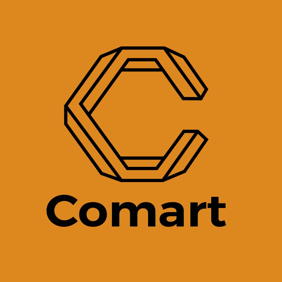 Logo firmy Comart: stylizowana litera C utworzona z połączonych sześcianów, czarne obrysy na pomarańczowym tle.