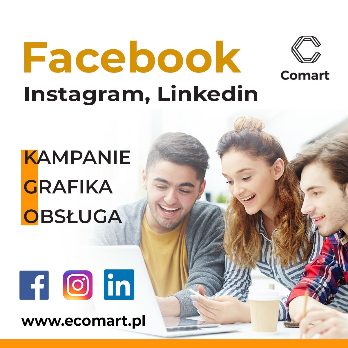 Trzy osoby z uśmiechem patrzą na ekran laptopa, obok widoczny kubek z kawą, nad nimi napisy Facebook, Instagram, LinkedIn oraz Kampanie, Grafika, Obsługa, logo Comart i adres strony internetowej.