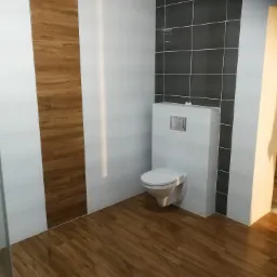 Wykończona łazienka z drewnopodobną podłogą i płytkami ściennymi w odcieniach bieli, brązu i szarości, wisząca toaleta z zabudowaną spłuczką.