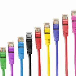 Rząd kolorowych kabli sieciowych RJ45 ustawionych od najkrótszego do najdłuższego na białym tle, tworzących efekt schodów.