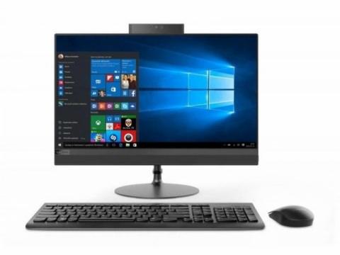 Komputer typu All-in-One Lenovo z klawiaturą i myszą na białym tle, wyświetlający ekran startowy Windows.