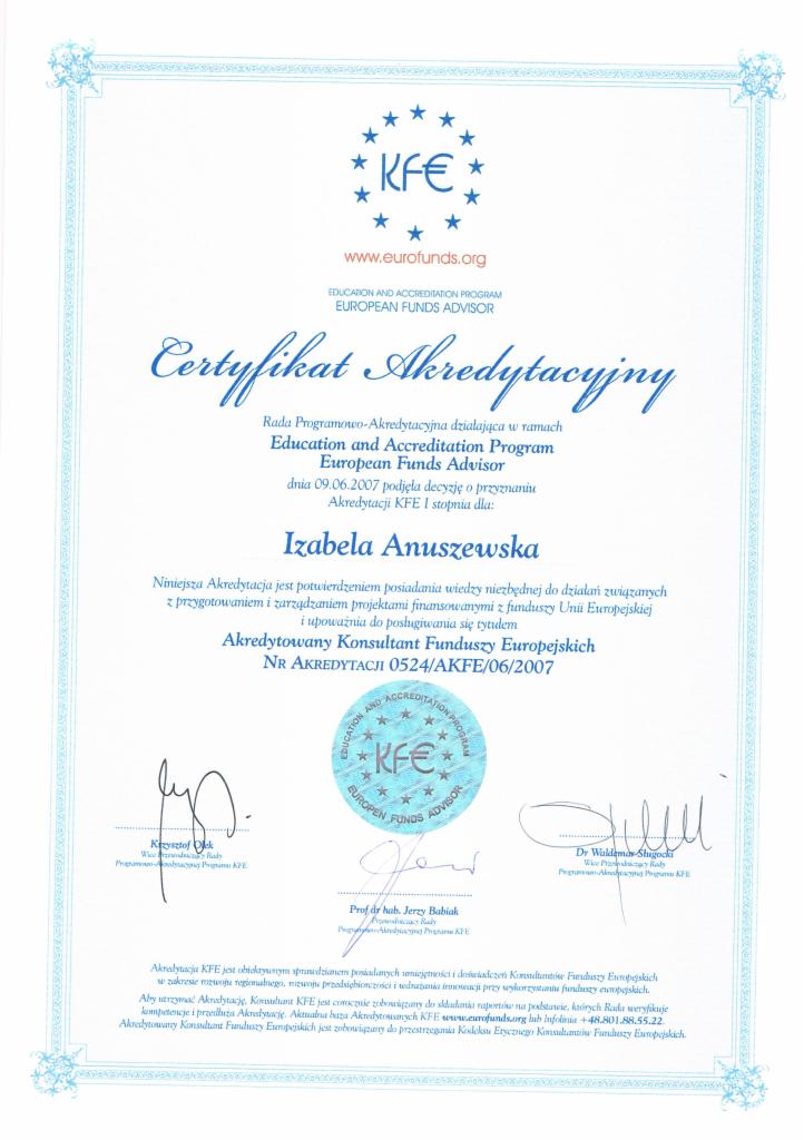 Skan certyfikatu akredytacyjnego KFE z 2007 roku dla Izabeli Anuszewskiej, potwierdzający kompetencje w zakresie funduszy europejskich, z podpisami członków rady akredytacyjnej.