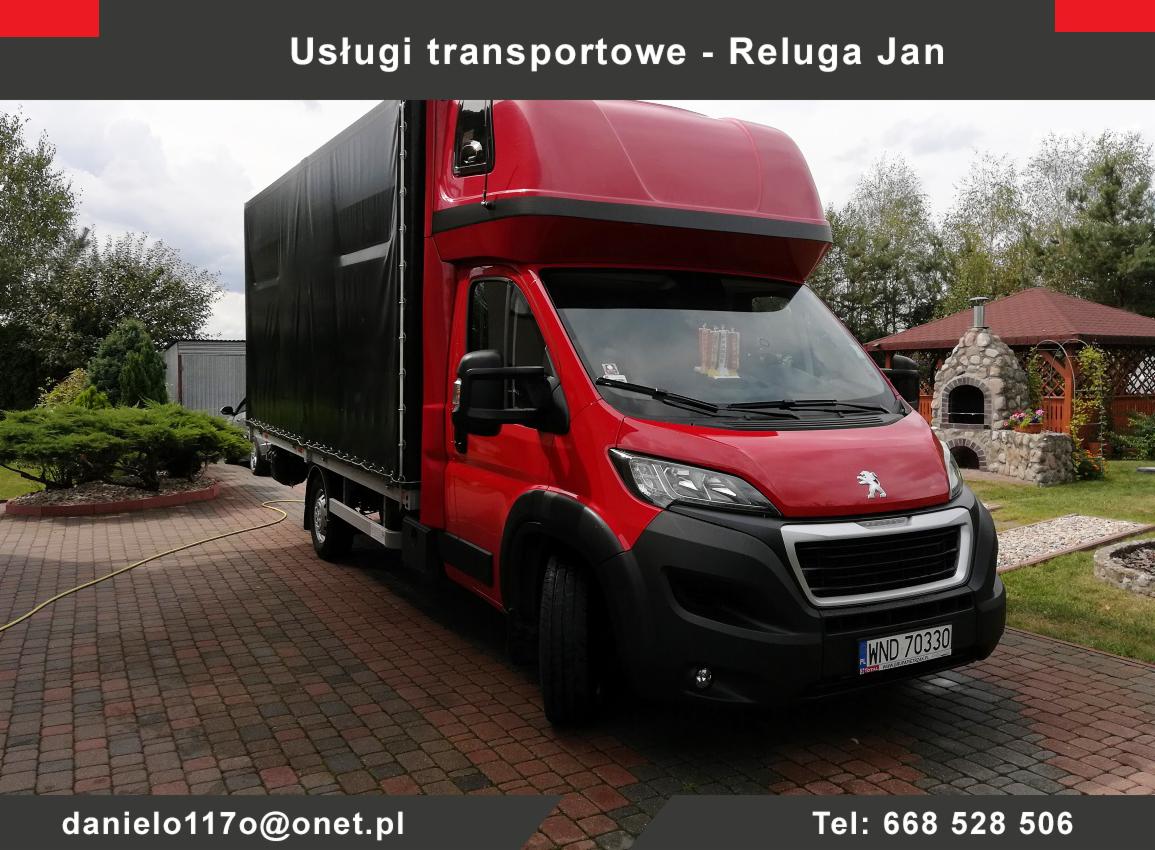 Czerwony bus dostawczy z czarną plandeką zaparkowany na brukowanej posesji, w tle widoczna altana z kamiennym grillem.