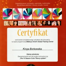 Certyfikat ukończenia szkolenia dla kolorystów Makeup Artist's Global Training Center, z informacjami o zakresie szkolenia i numerze licencji.