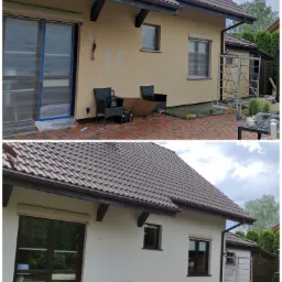 Porównanie elewacji domu przed i po odświeżeniu koloru, widoczne zabezpieczone okna folią malarską, rusztowanie i narzędzia pracy.