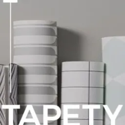 Aranżacja kilku rolek tapet w odcieniach szarości i bieli z różnymi wzorami geometrycznymi, na szarym tle, prezentacja oferty sklepu internetowego.