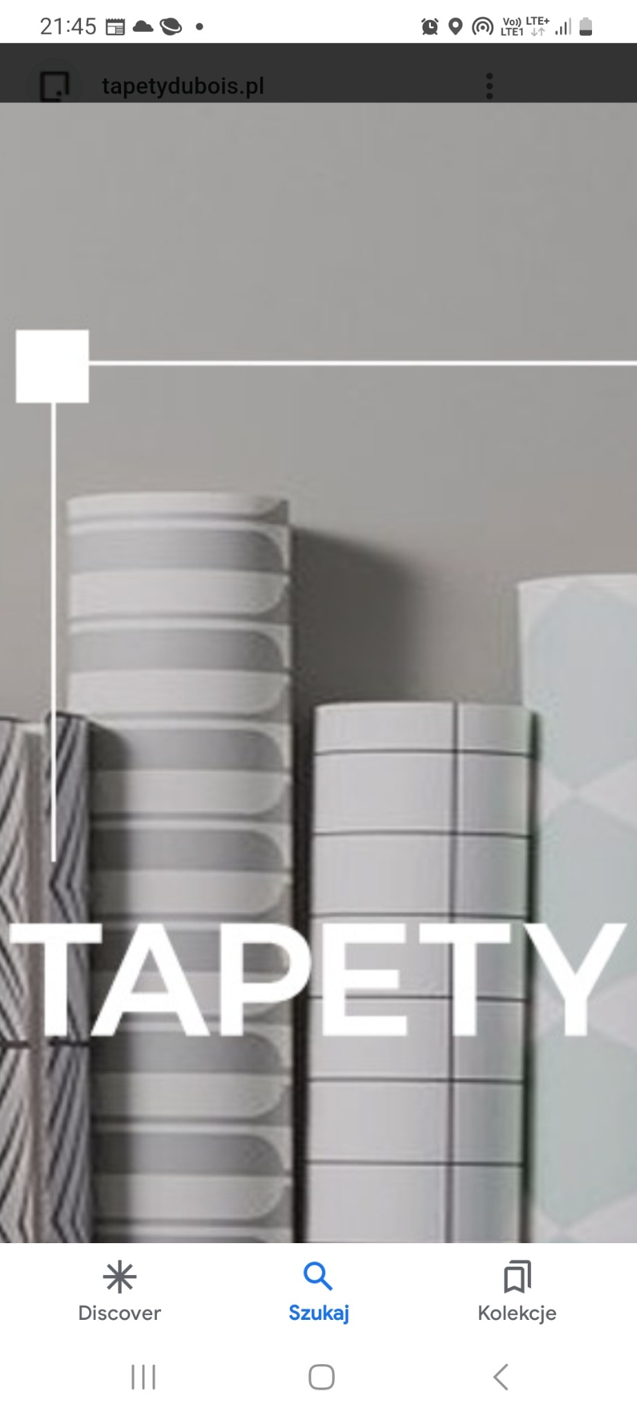 Aranżacja kilku rolek tapet w odcieniach szarości i bieli z różnymi wzorami geometrycznymi, na szarym tle, prezentacja oferty sklepu internetowego.